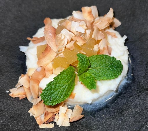 Cocada cremosa com coulis de abacaxi