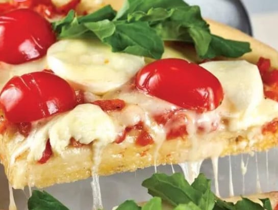 Pizza de mussarela de búfala e rúcula