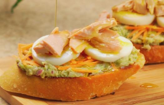 Avocado toast especial com atum