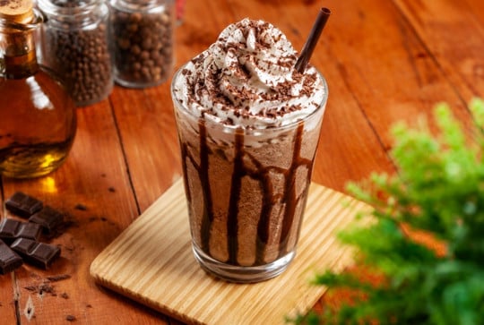 Chocolate gelado cremoso com café
