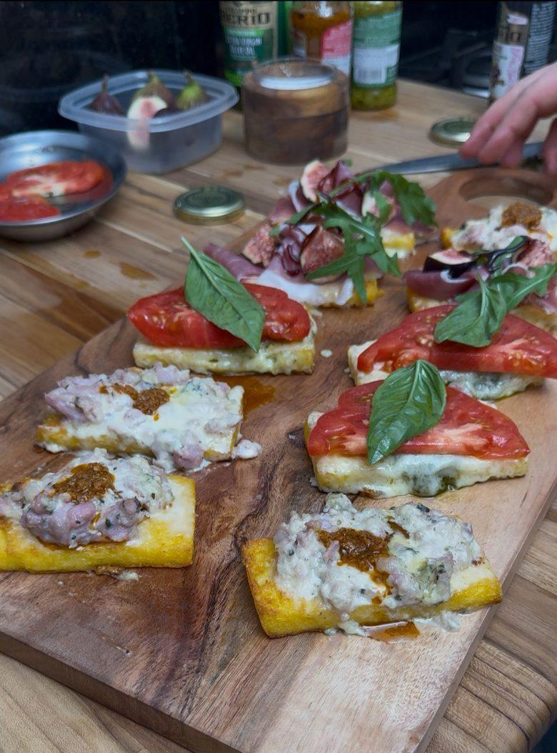 Crostini di polenta com três coberturas