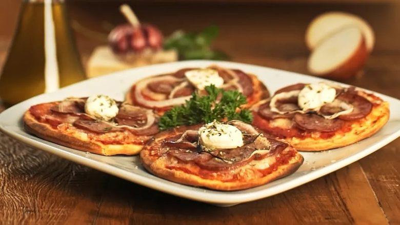 Minipizza com linguiça calabresa