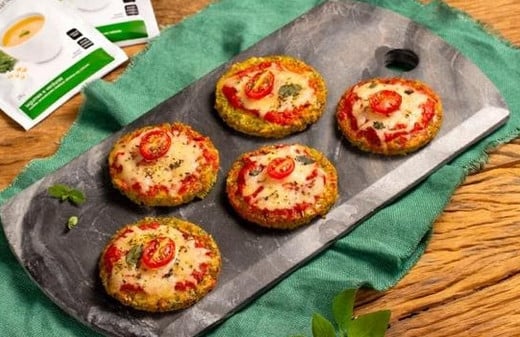 Minipizza proteica com brócolis