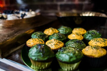 Muffin de chocolate verde e amarelo
