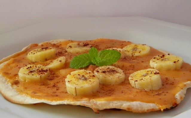 Pizza wrap de banana com canela