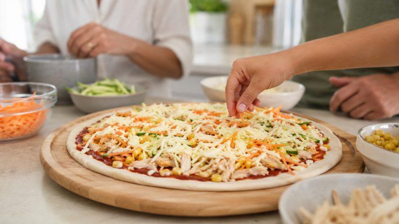Pizza caseira de frango com milho