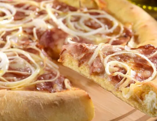 Pizza de calabresa com borda recheada