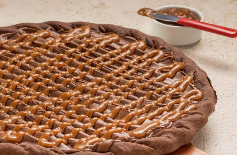 Pizza de chocolate com caramelo salgado