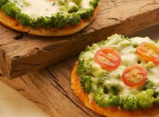 Pizza de frigideira com brócolis