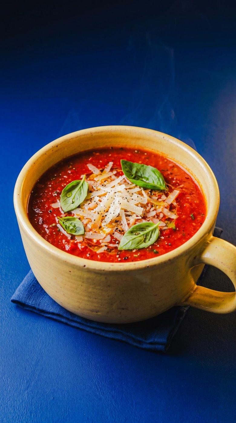 Sopa de tomate assado com manjericão e queijo 