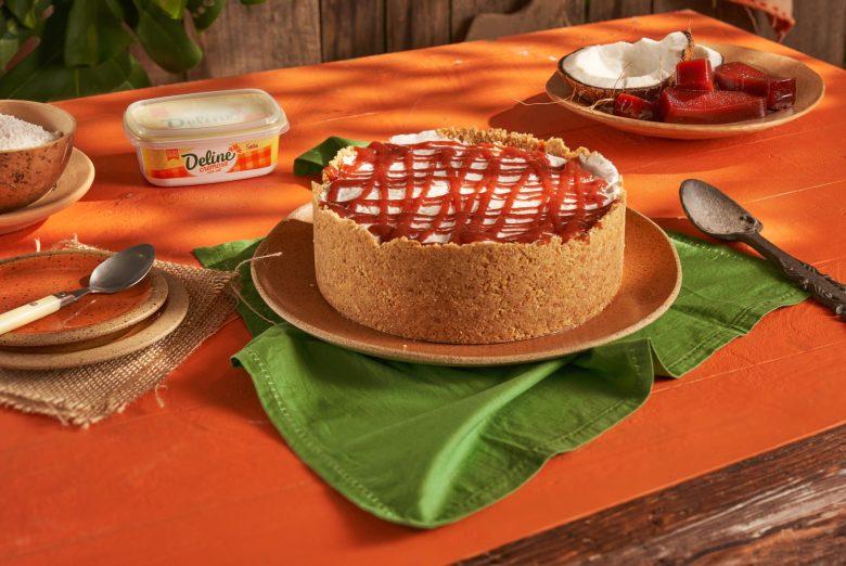 Torta de sorvete de tapioca com coco e calda de goiabada