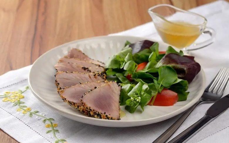 Atum com crosta de gergelim