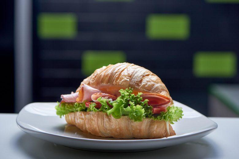 Sanduíche de pernil com pão de leite brioche