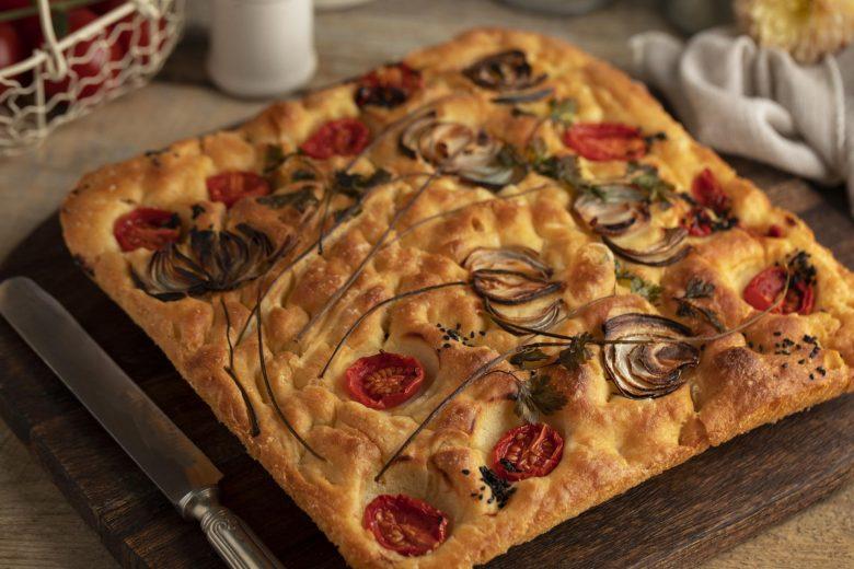 Focaccia de brioche com tomatinhos e ervas