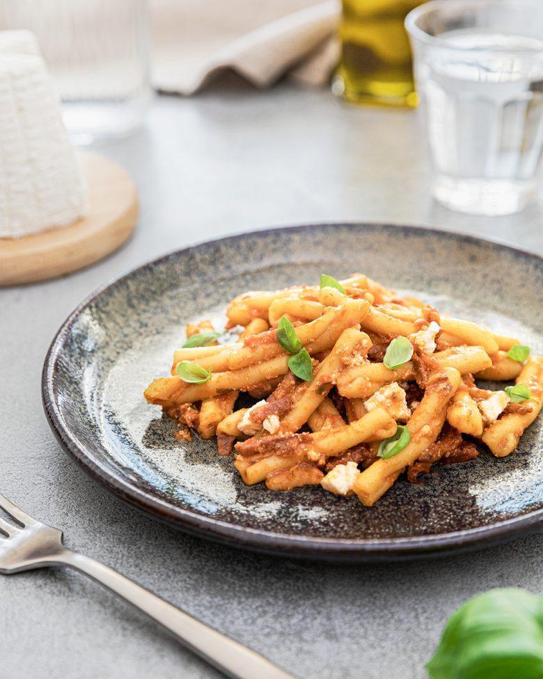 Casarecce com salame picante, açafrão e ricota ao molho napoletana 