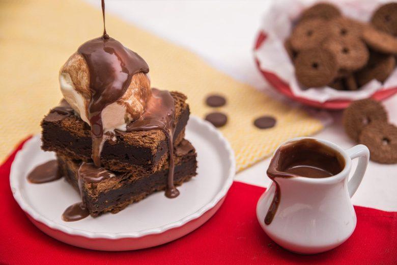 Brownie crocante com sorvete