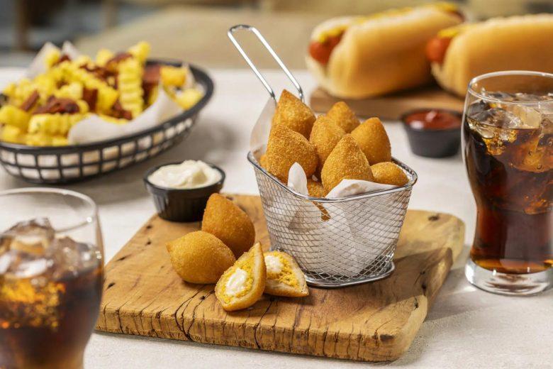 Coxinha de frango com recheio Fortunata sabor requeijão cremoso