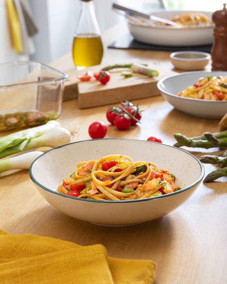 Linguine com salmão, cebola e aspargos