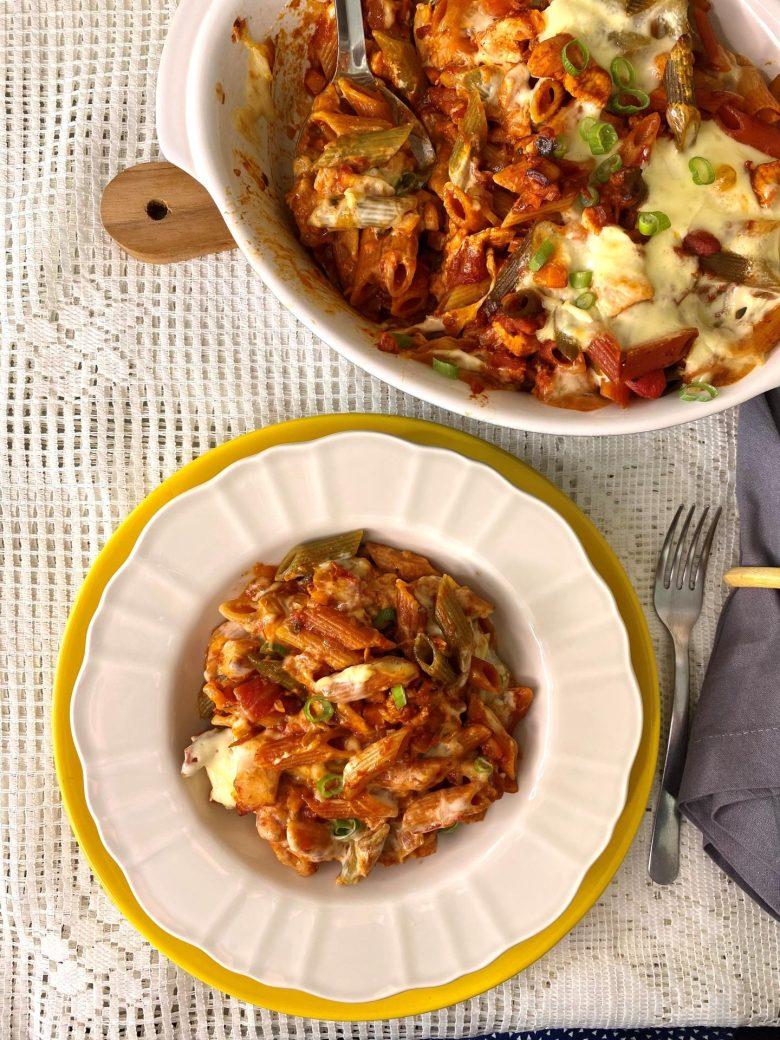 Mezze penne tricolore ao forno com frango e molho basílico