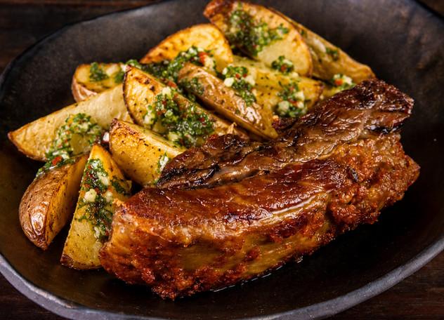 Prime rib com batata rústica e chimichurri
