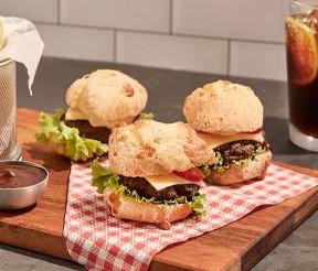 Pão de queijo com hambúrguer