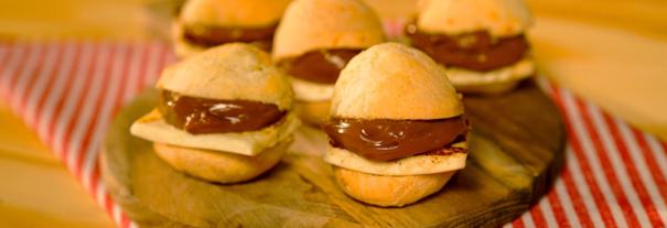Pão de queijo recheado com queijo Minas e brigadeiro de doce de leite