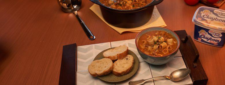 Sopa cremosa de batata com carne desfiada e macarrão