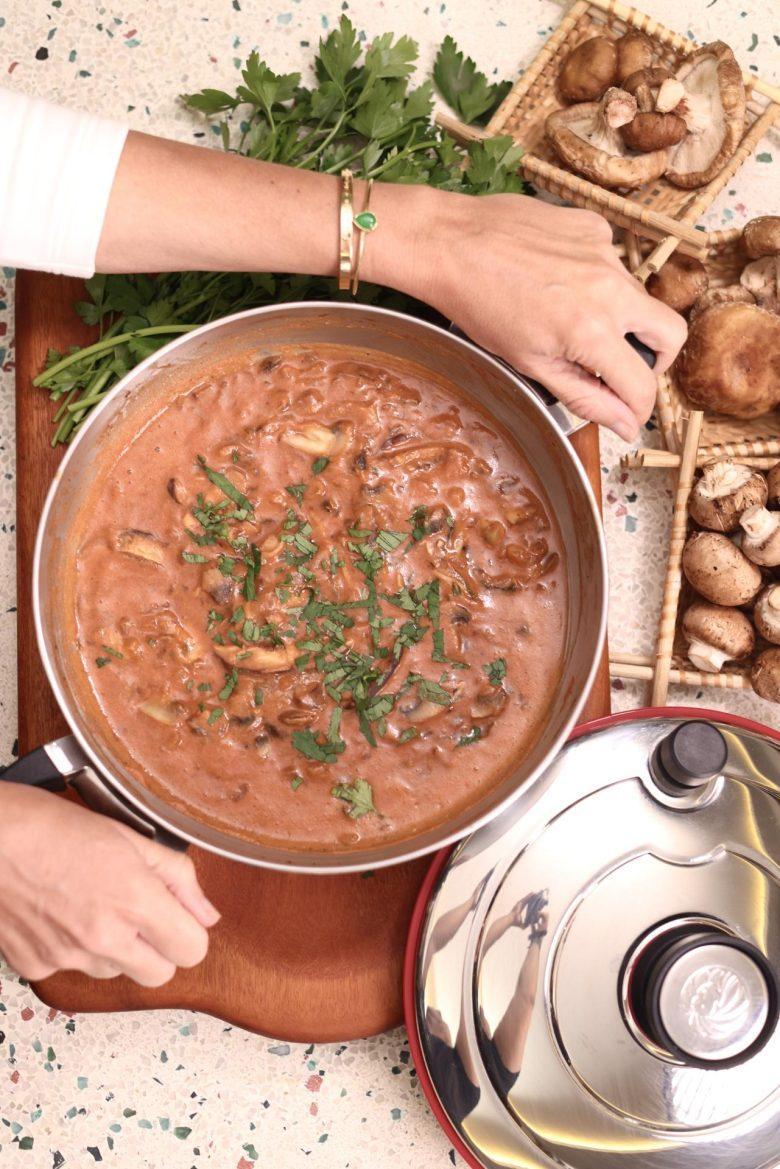 Strogonoff de cogumelo com creme de inhame
