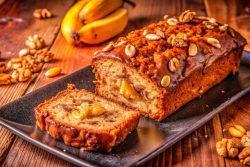 Bolo de banana com calda de biscoito