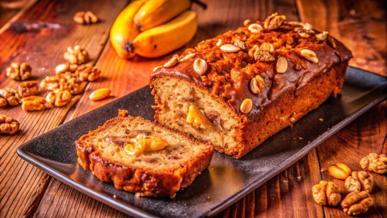 Bolo de banana com calda de biscoito
