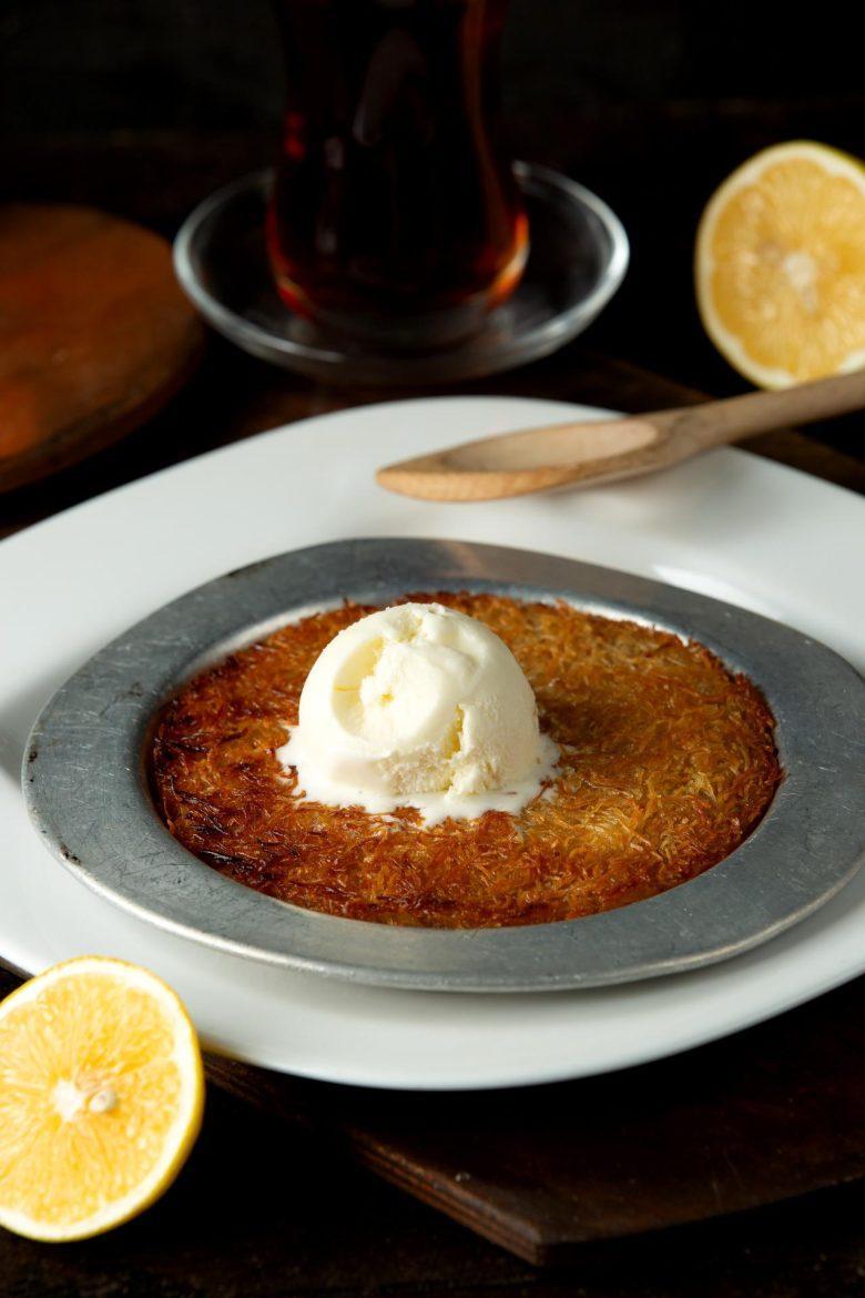 Cocada de forno com sorvete de tapioca e coulis de tamarindo