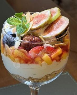 Taça de mascarpone com frutas e farofa de amêndoas