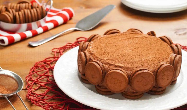 Torta mousse de chocolate com biscoito recheado