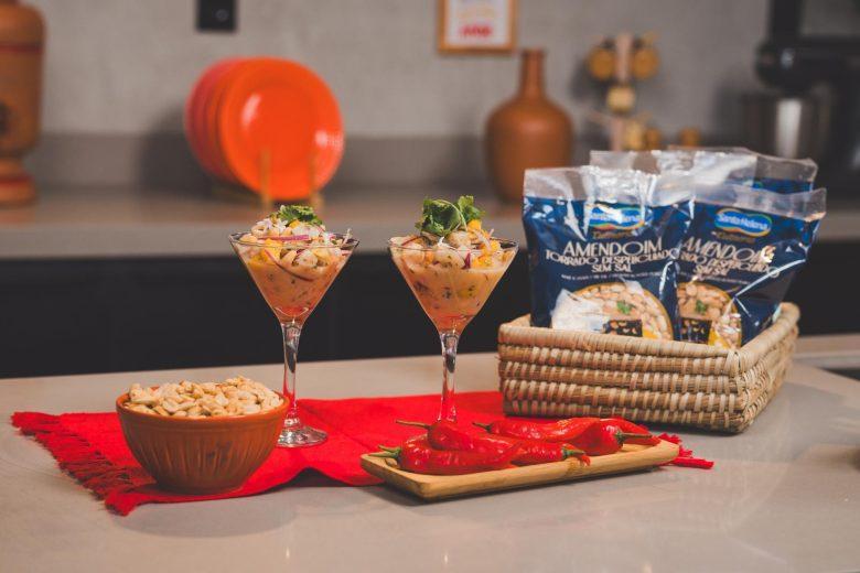 O ceviche com amendoim é uma combinação surpreendente e deliciosa. A receita mais famosa com essa base é o Ceviche Jipijapa, um prato tradicional do Equador que leva uma pasta cremosa de amendoim misturada ao clássico suco de limão.