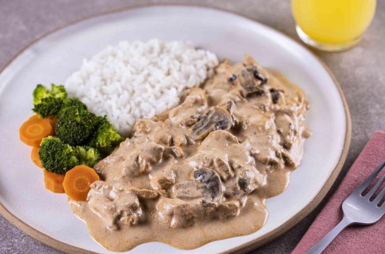 Estrogonofe de frango com sódio reduzido