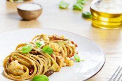 Linguine com pesto genovese, tomate seco e couve-flor