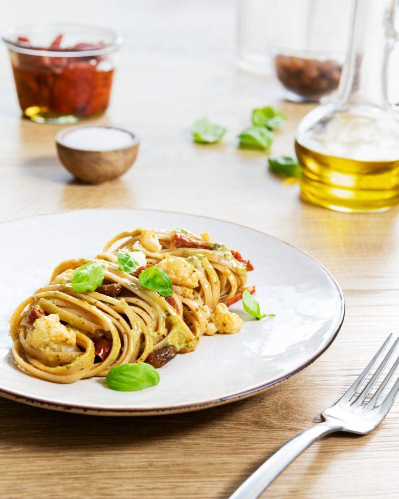 Linguine com pesto genovese, tomate seco e couve-flor