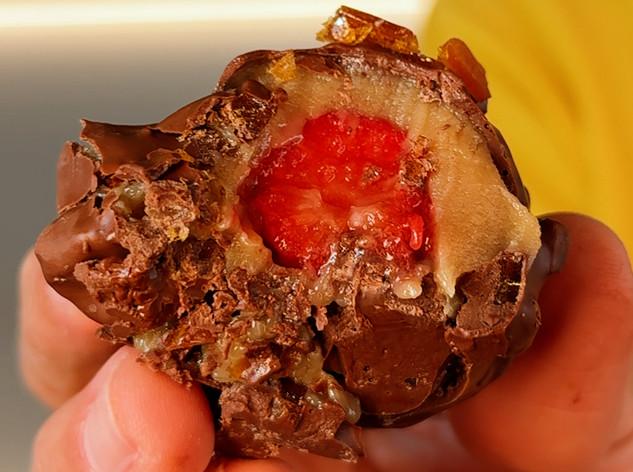 Morango cravejado de amendocrem