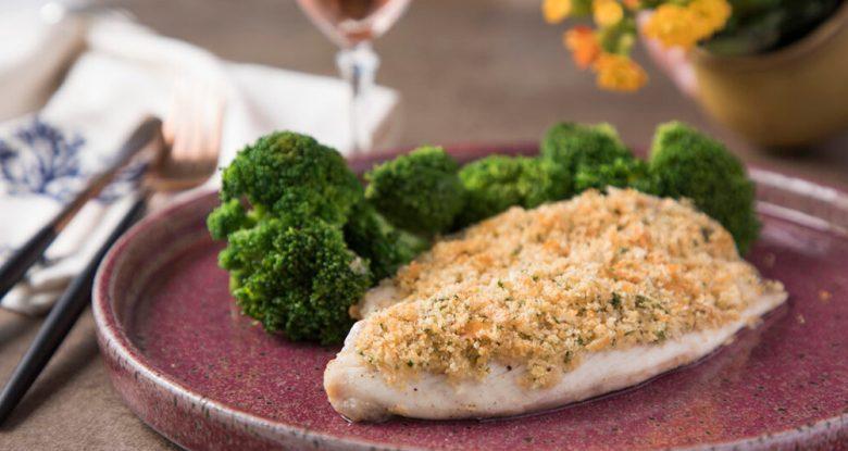 Peixe com crosta de pão