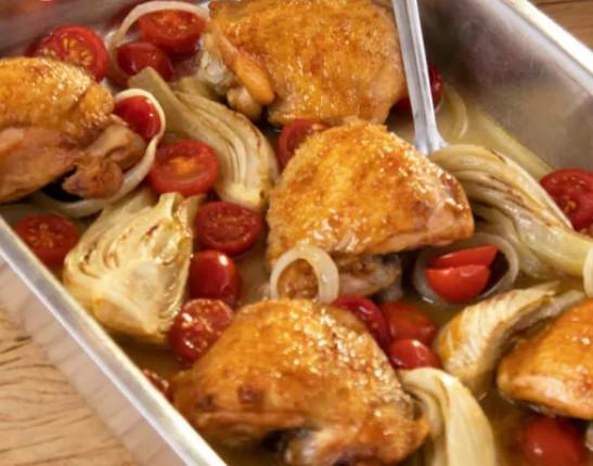 Sobrecoxa de frango assada com erva-doce