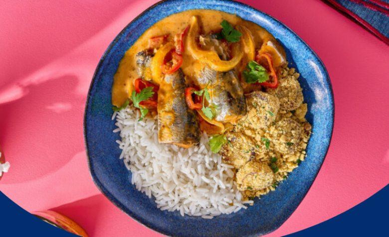 Sardinha com leite de coco e farofa de banana