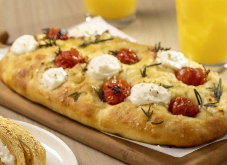 Focaccia com cream cheese, tomate confit e alecrim