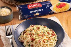 Espaguete com molho de parmesão e calabresa