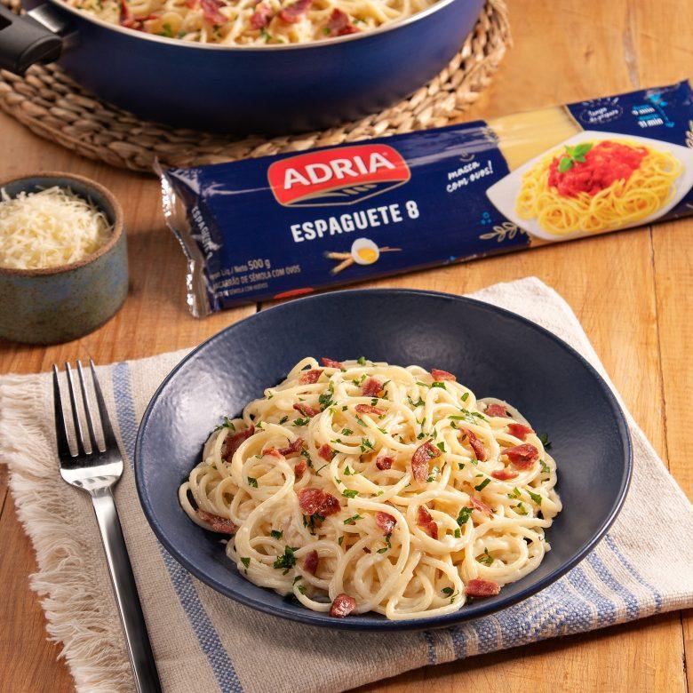Espaguete com molho de parmesão e calabresa