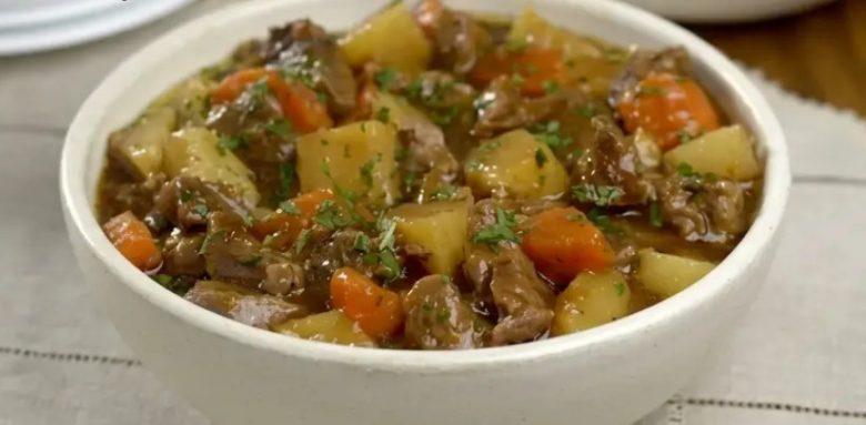 Cozido de carne com batata e cenoura