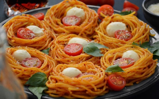 Mini ninho de macarrão com queijo