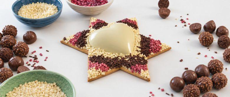 Pinhata de biscoito com coração de pistache