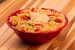 Risoni risotado de parmesão, tomatinho confit e manjericão