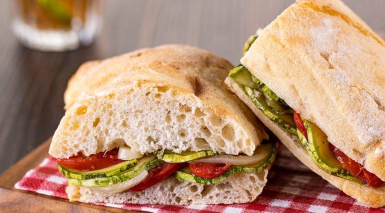 Lanche de antepasto de abobrinha