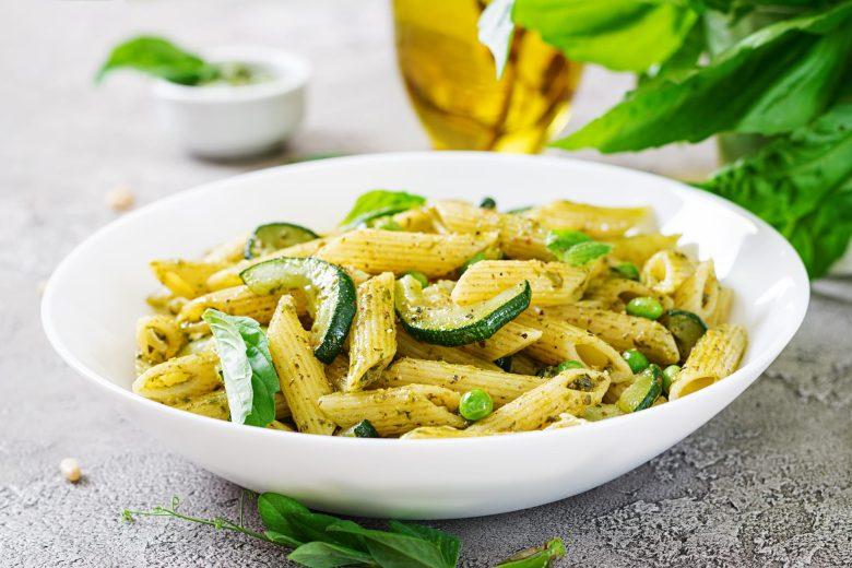 Penne com abobrinha, limão e parmesão